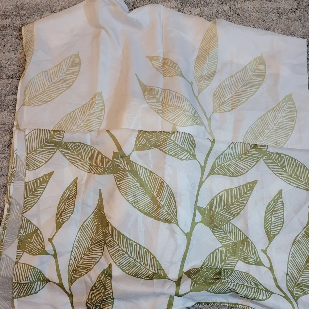 2 Fsbric shower courtains. Withe and green.